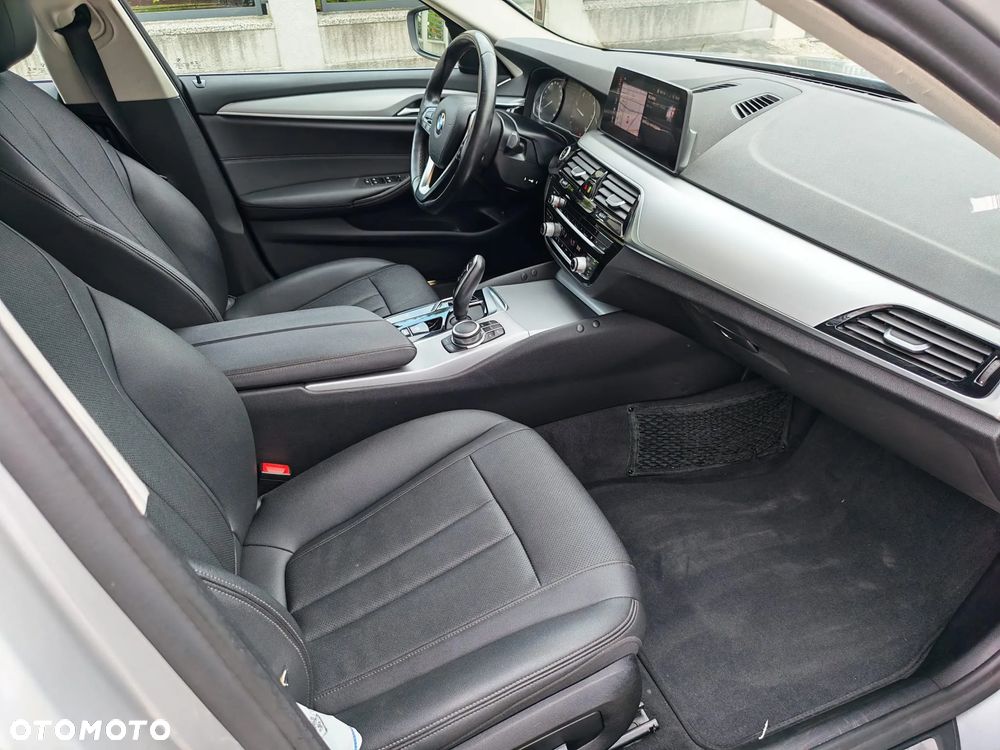 BMW Seria 5 530d xDrive mHEV - 9