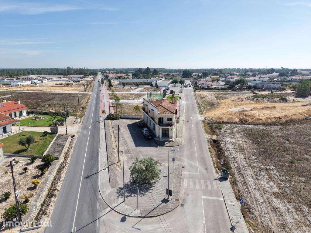 Prédio em propriedade Horizontal, com loja e habitação T4 - Grande imagem: 3/4