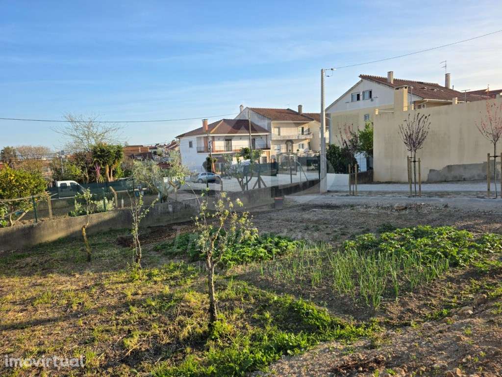 Terreno urbano com 225 m², legalizado na Portela da Azóia - Grande imagem: 2/3