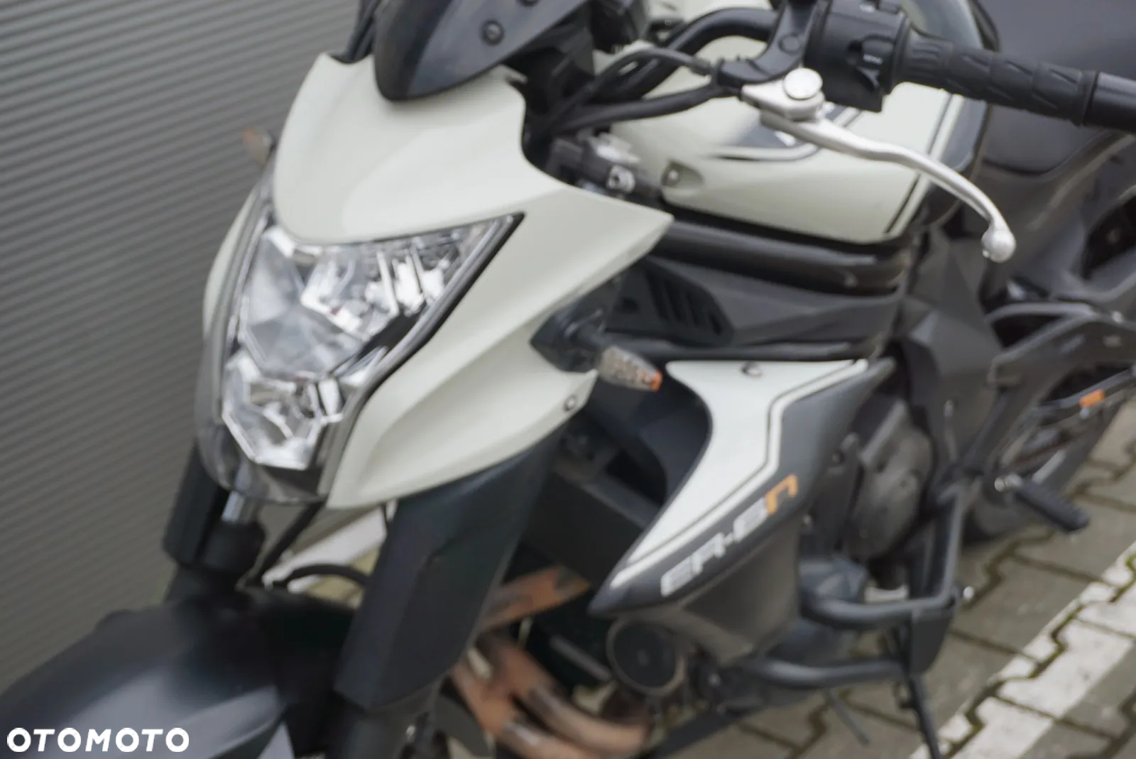 Kawasaki ER - 12