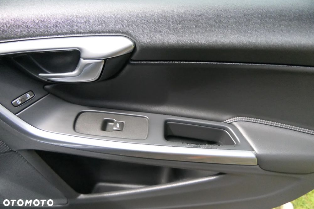 Volvo S60 D3 Drive-E Momentum - 27