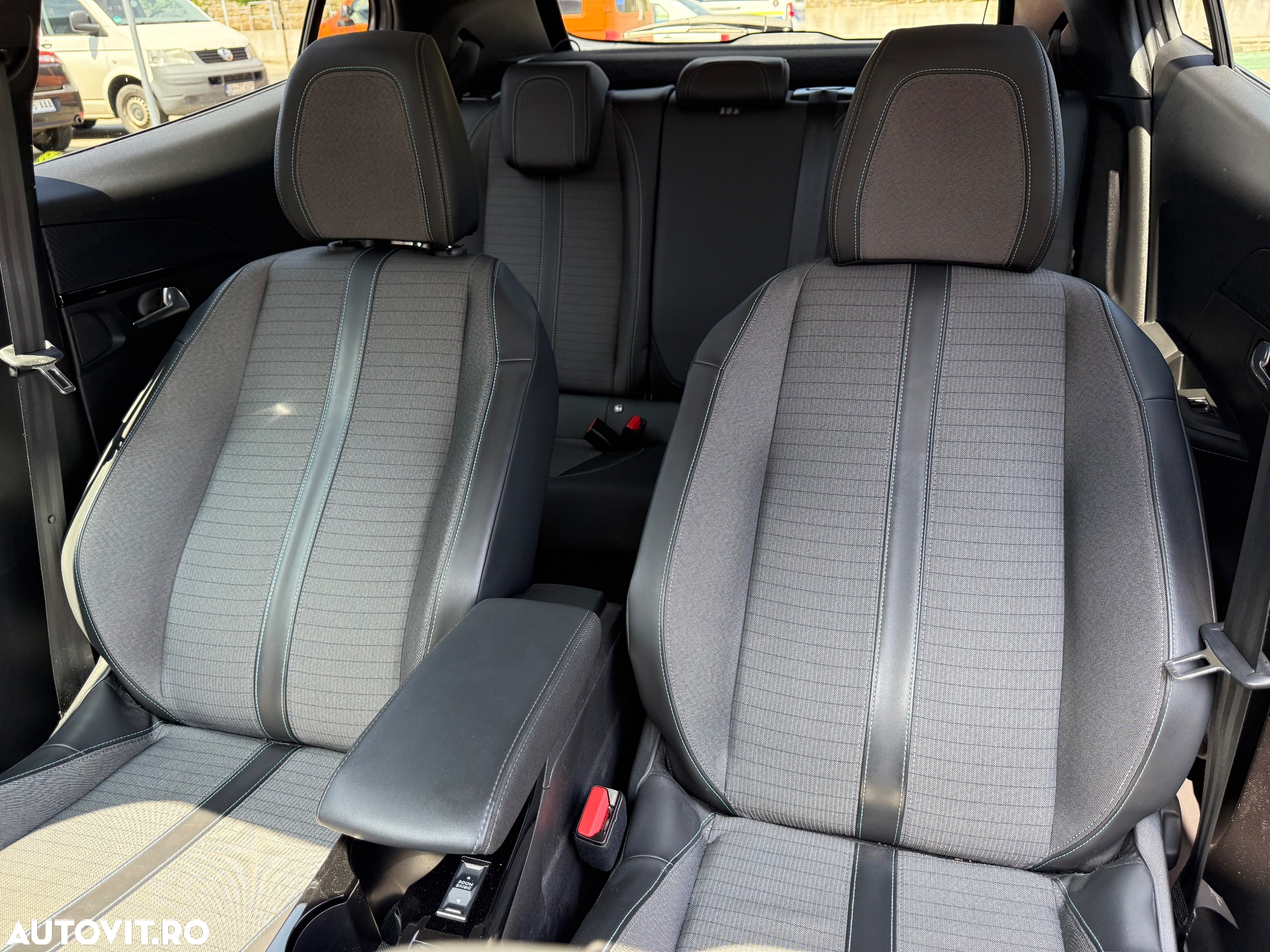 Peugeot 2008 1.5 BlueHDI EAT8 STT Allure Pack - 13