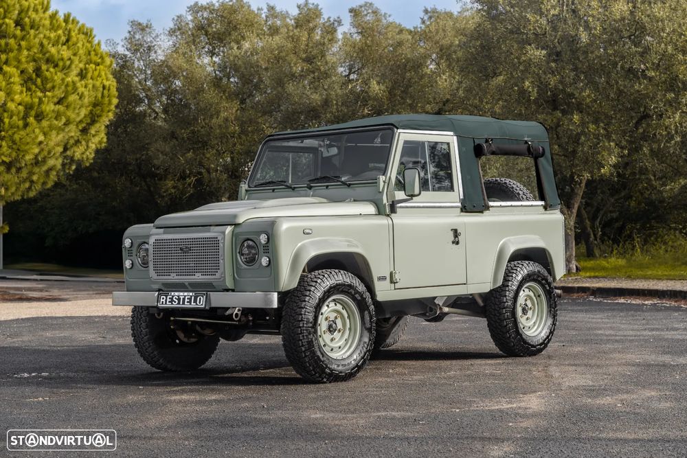 Land Rover Defender - 1