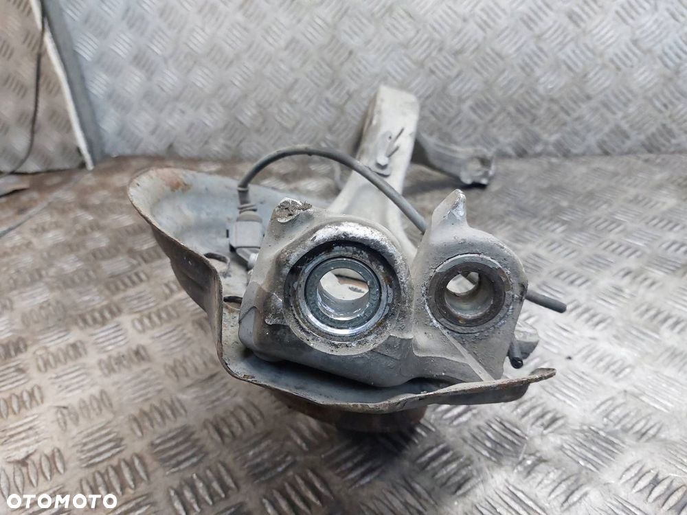 PIASTA ZWROTNICA PRAWY PRZÓD AUDI A8 D3 3.0 TDI - 3