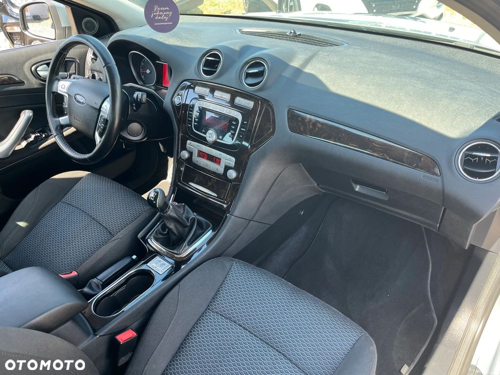 Ford Mondeo 2.0 Ghia - 31