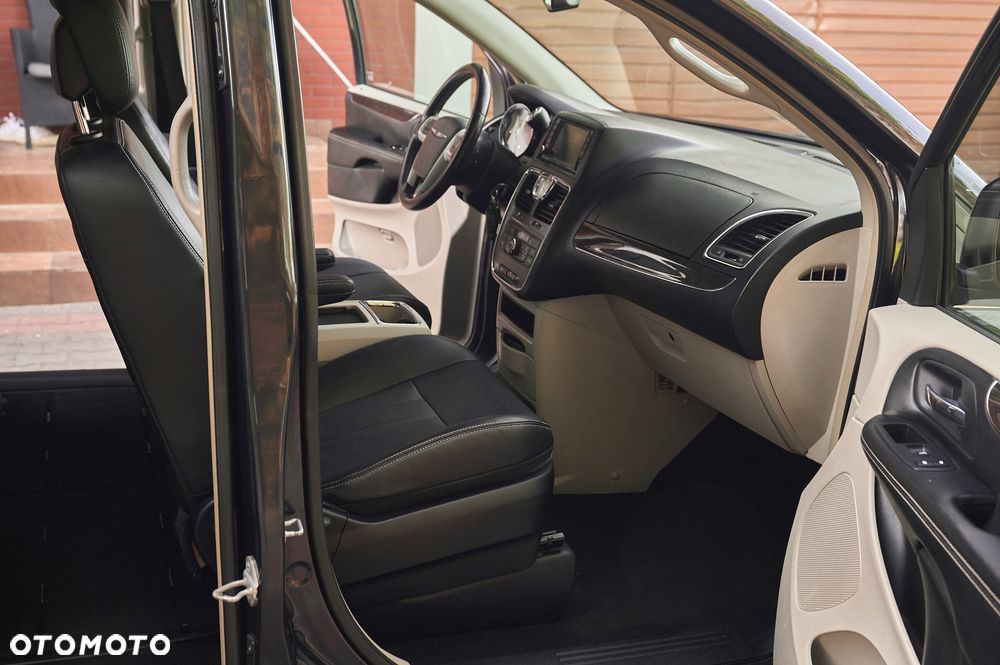 Chrysler Town & Country 3.6 Limited - 29