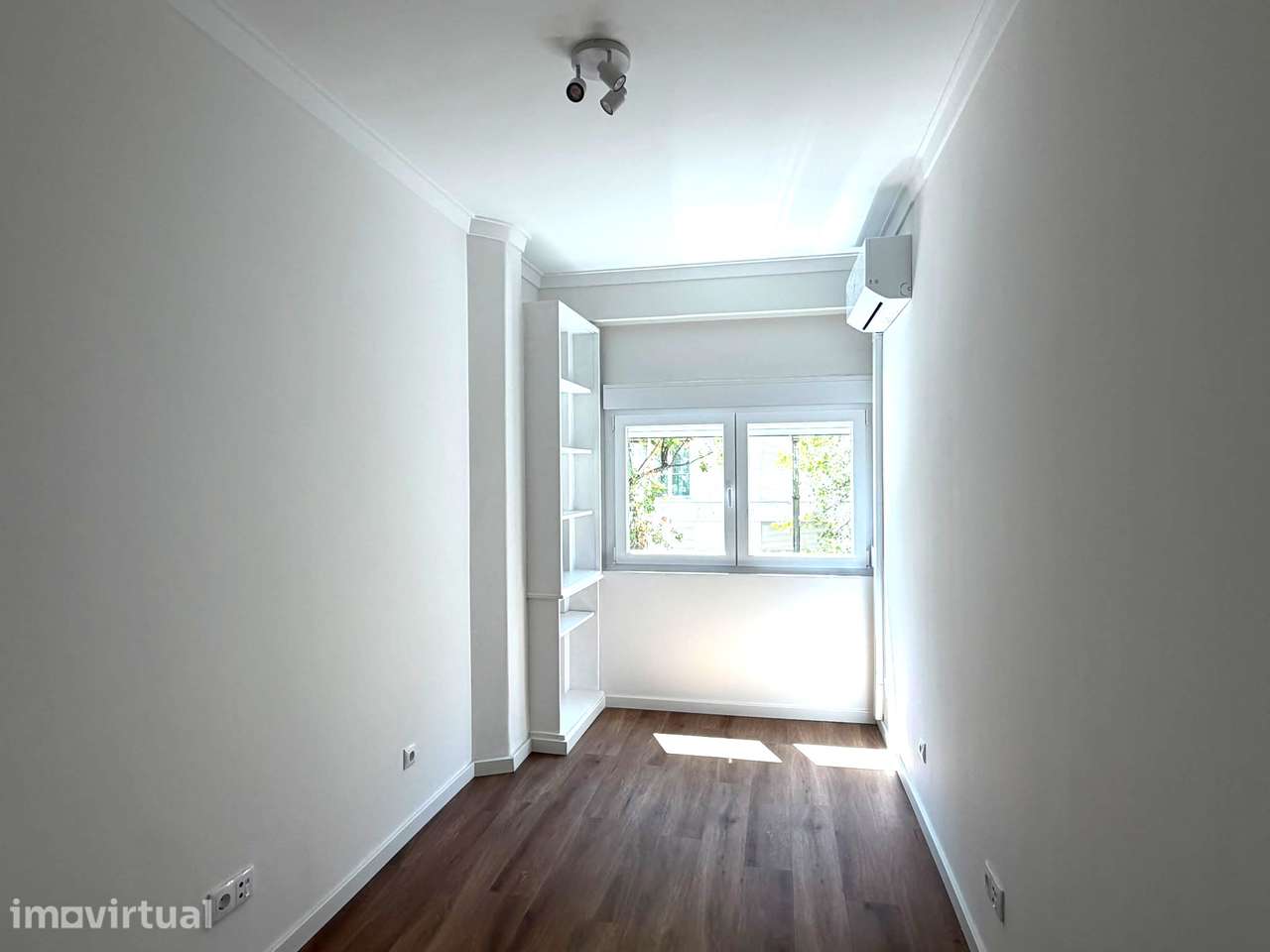 Apartamento T2 com varanda e ar condicionado nas Avenidas Novas - Grande imagem: 2/17