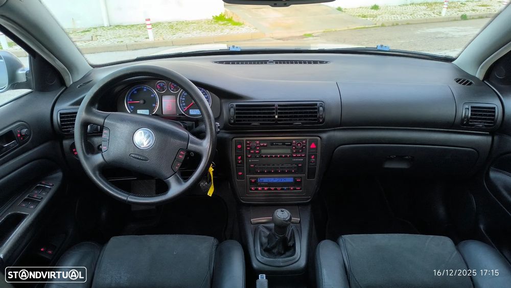 VW Passat 1.9 TDi Highline - 38