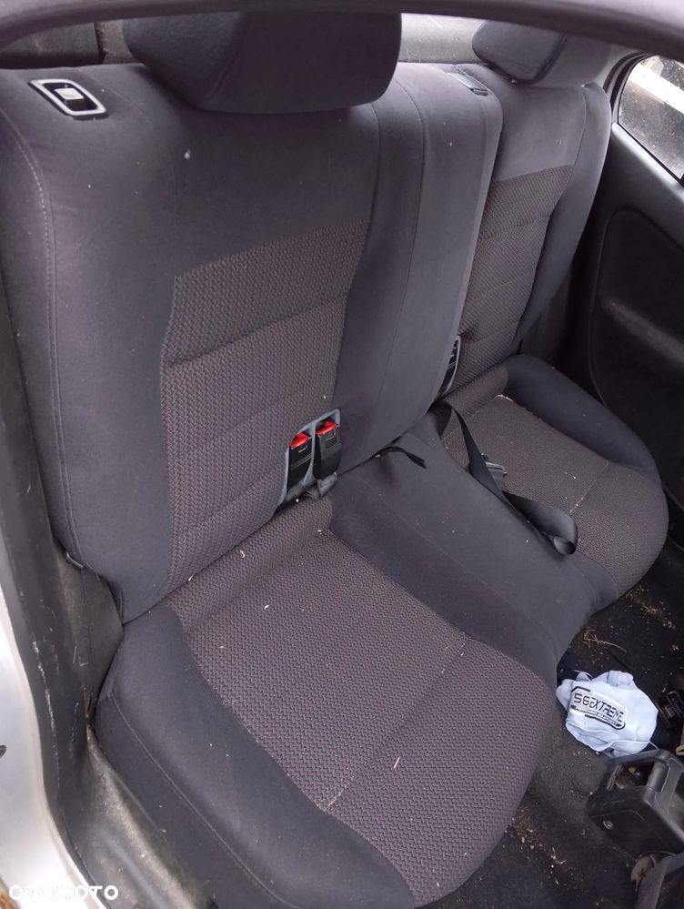 Citroen C4 I FL (08-10r.) 1.6 HDI 107KM. Silnik 9HY (DV6TED4), 9HZ (DV6TED4) Skrzynia 20DM69 lakier KTV.Cały na części.GWARANCJA !!! Przód Tył Zestaw Komplet Drzwi Klapa Zderzak Błotnik Maska Grill Atrapa Szyba Pas Lampa Lusterko Boczki Fotel Kanapa Kokpit Deska Rozdzielcza Przełącznik Włącznik Sterownik Przewody Wiązka Instalacja Moduł Komputer Czujnik Listwa Pompa Alternator Wtryski Głowica Rozrusznik Kompresor Sprzęgło Dwumas Silnik Skrzynia ABS Klimatyzacji Paliwa Wspomagania Kolektor Turbina Przepustnica Zawór Chłodnica Koło Hak Belka Sanki Zawieszenie Mcpherson Półoś Amortyzator Wydech Tłumik Zacisk Most - 9