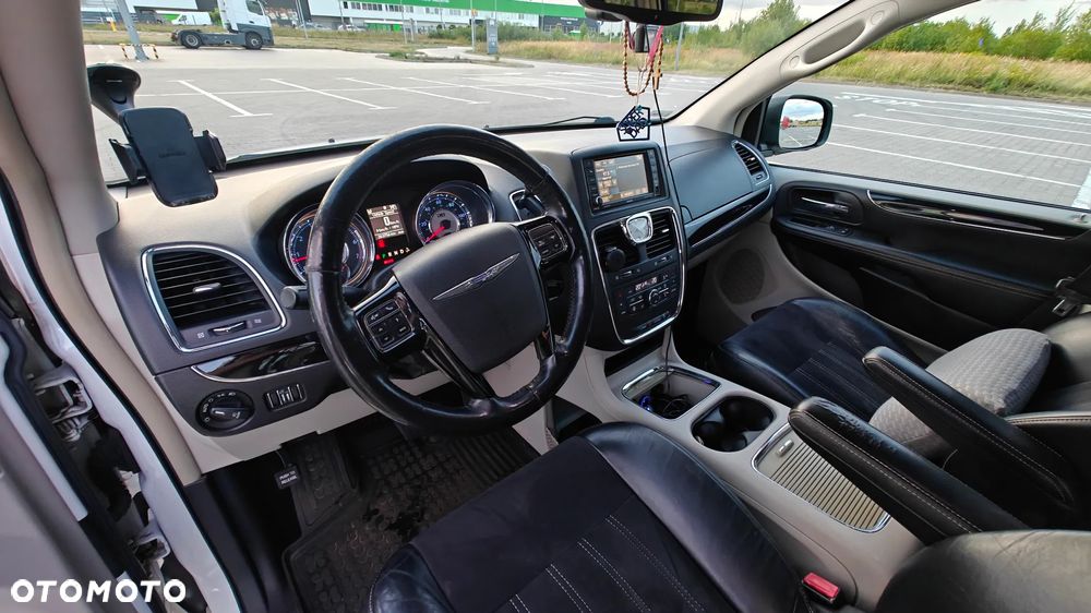 Chrysler Town & Country - 18