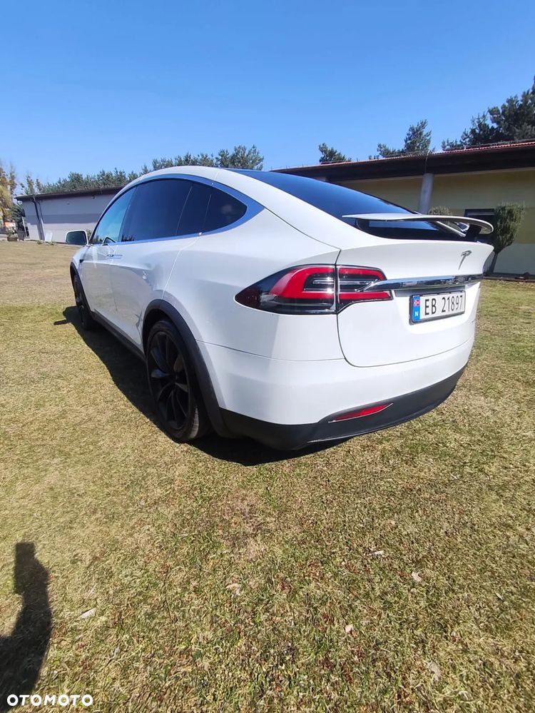 Tesla Model X - 8