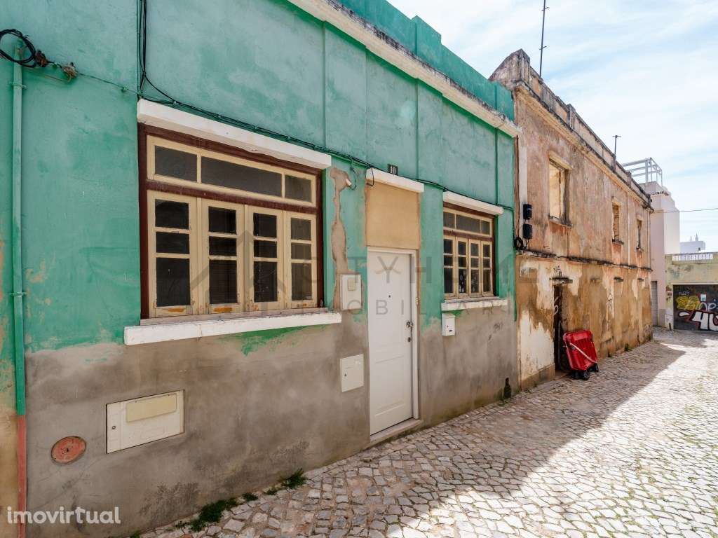 Moradia T2 para reabilitar no centro histórico de Portimão - Grande imagem: 2/35