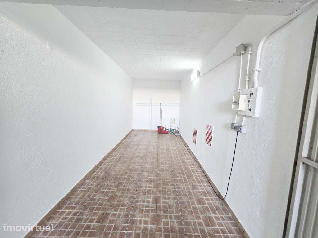 Garagem com 17m2, com capacidade para 1 carro, em zona residencial ... - Grande imagem: 2/5