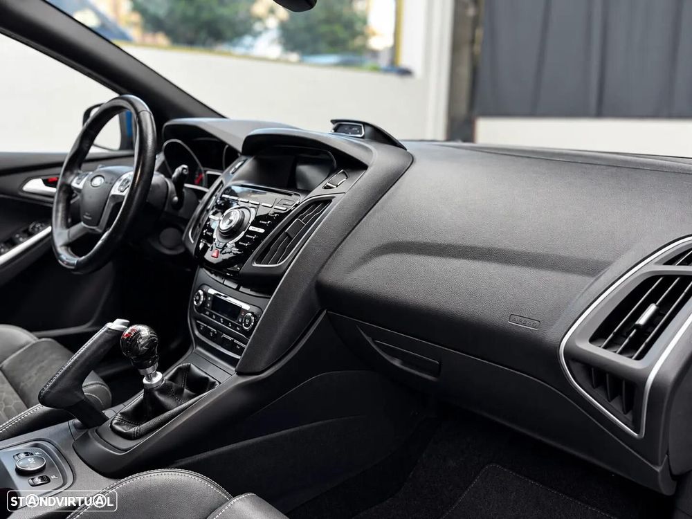 Ford Focus 2.0 EcoBoost ST c/ Pack Pele Desportiva - 23