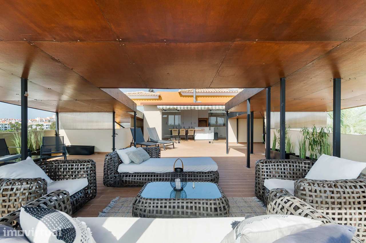 Penthouse T1+1 renovada com grande terraço, piscina e vista mar - Grande imagem: 2/31