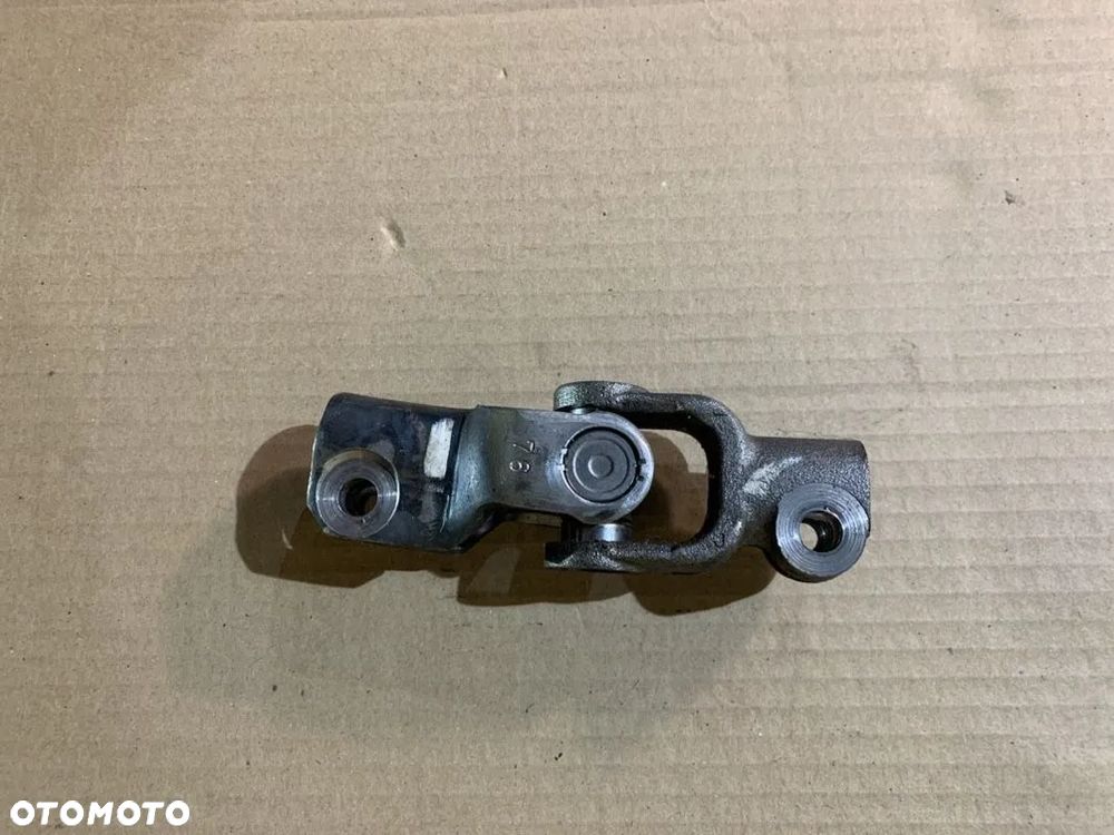 Krzyżak kolumny kierowniczej  peugeot 107 citroen c1 aygo