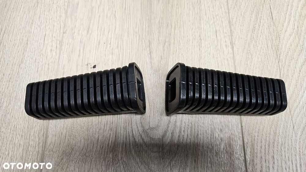 Guma podnóżka kierowcy para Suzuki Intruder 600 700 800 1400  43551-38B00 - 2