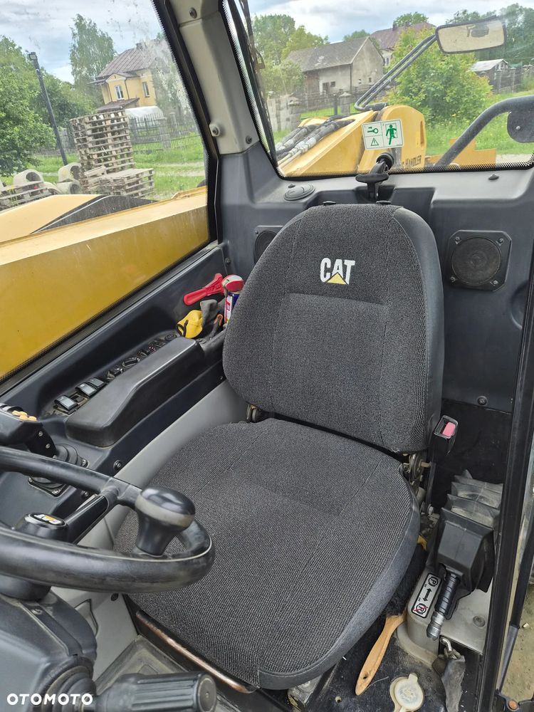 Caterpillar TH407C - 9