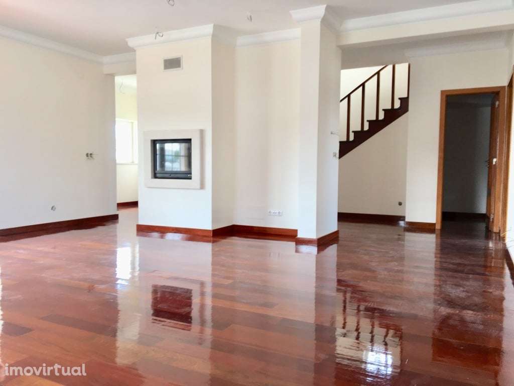 Moradia T4 com garagem junto golf e casino, no Estoril - Grande imagem: 3/7