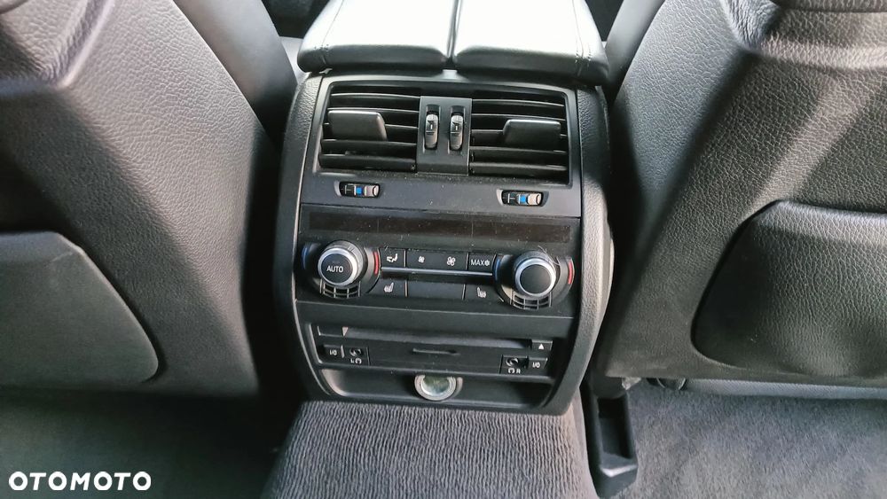 BMW Seria 5 550i xDrive - 24