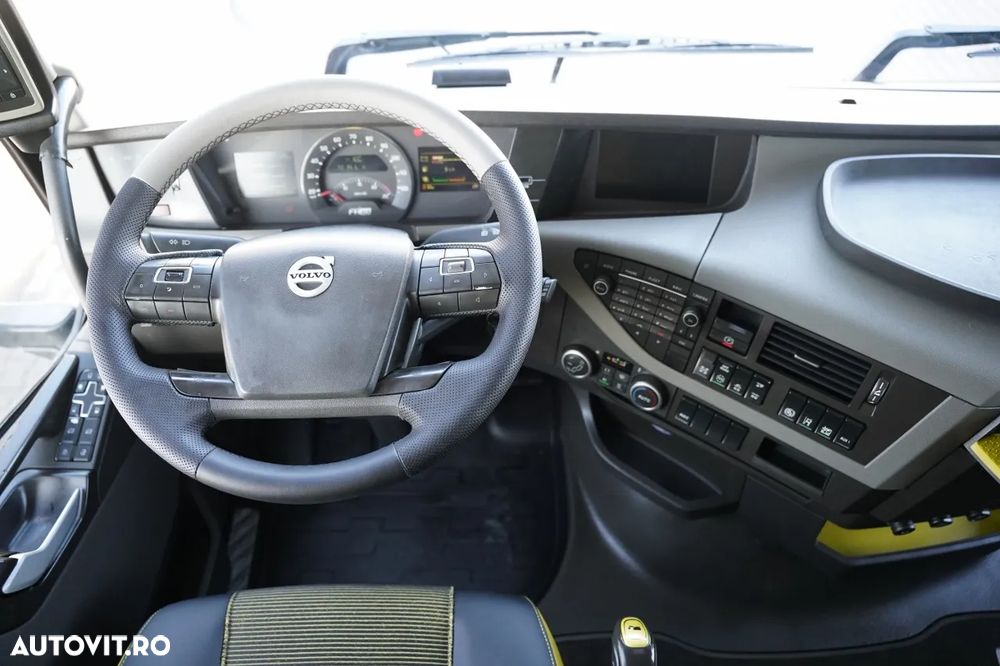 Volvo FH 650 / 6x4 / RETARDER / I-SHIFT / AXĂ RIDICABILĂ / TV / TAPIȚERIE DIN PIELE / EURO 6 - 28