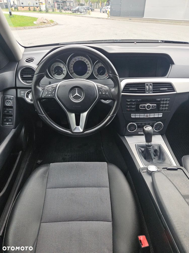 Mercedes-Benz Klasa C 180 CGI BlueEFFICIENCY Avantgarde - 24