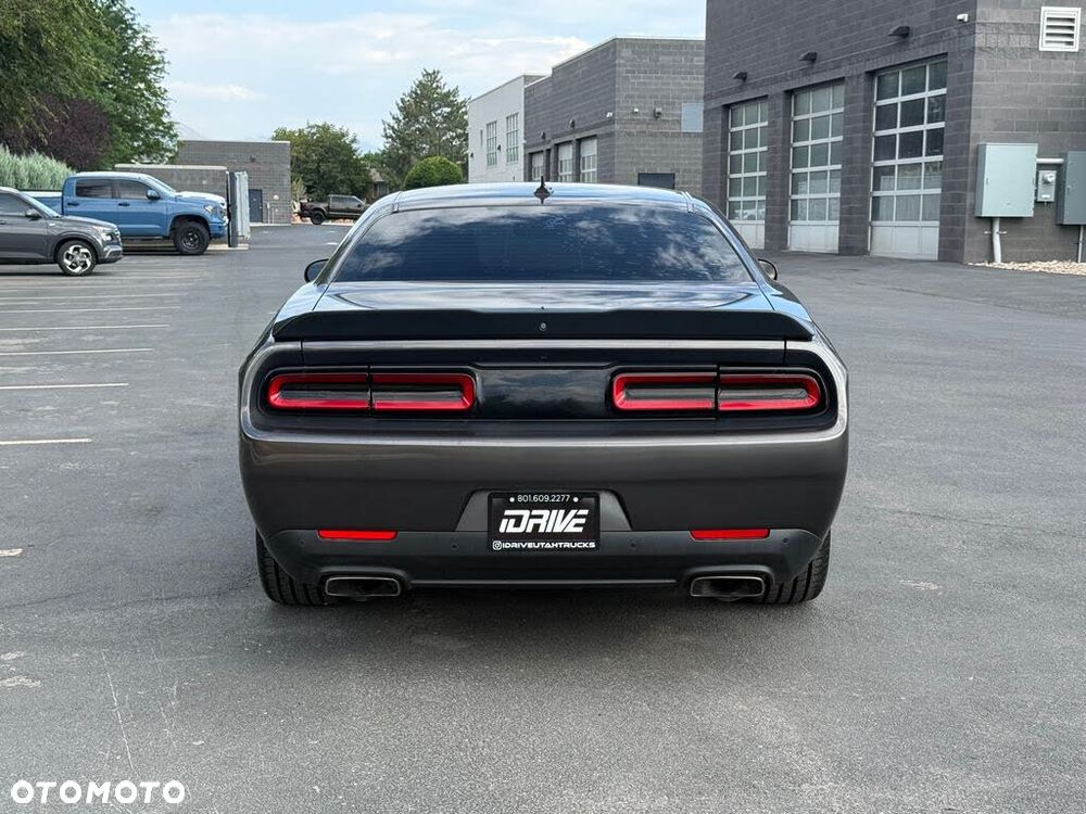 Dodge Challenger - 8