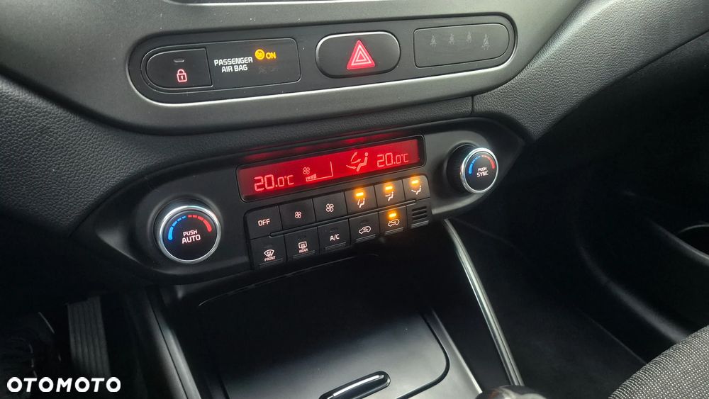 Kia Carens 1.6 GDI Dream Team Edition - 19