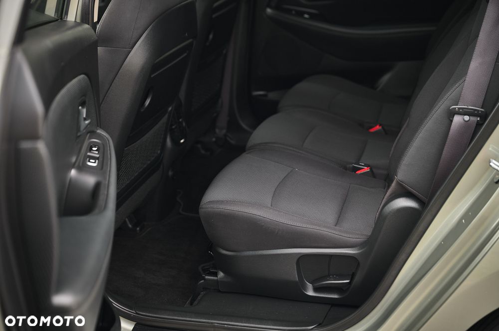 Kia Carens 1.6 GDI Attract - 22