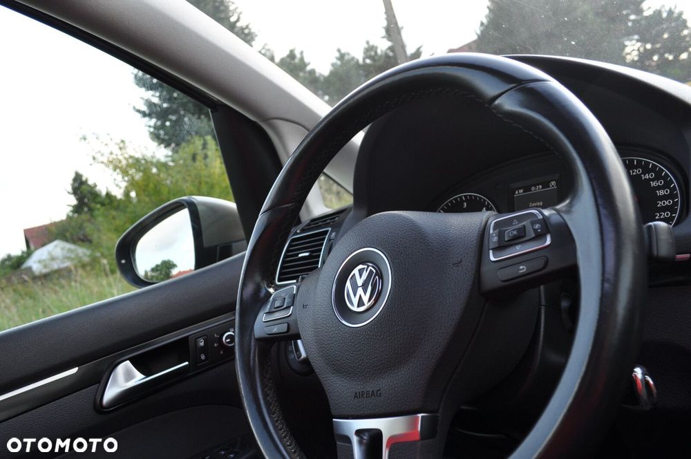 Volkswagen Touran - 11
