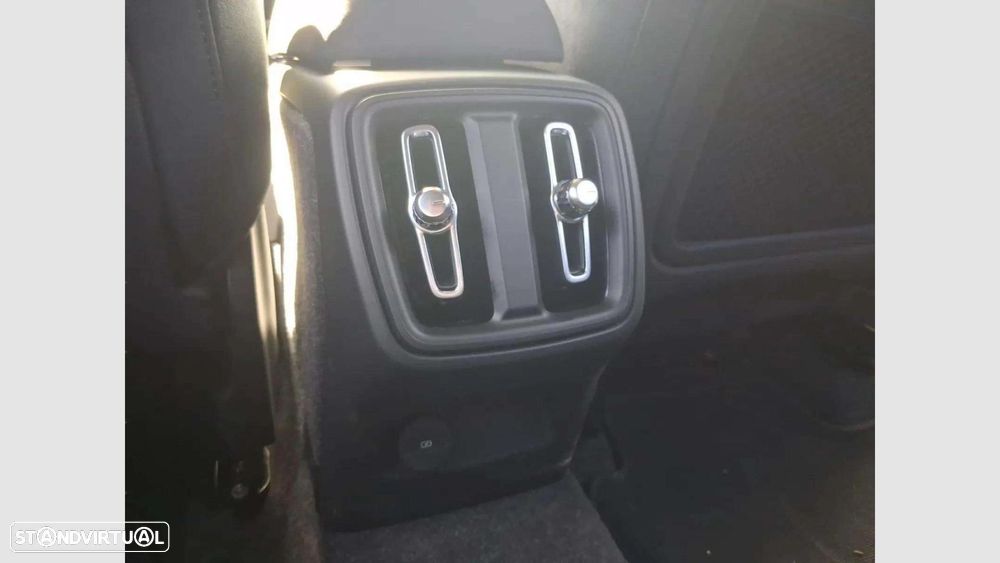 Volvo XC 40 2.0 B3 Plus Dark - 27