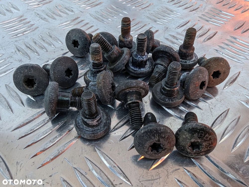 SCANIA ŚRUBY ŚRUBA BLENDY PRZECIWSŁONECZNEJ - 1