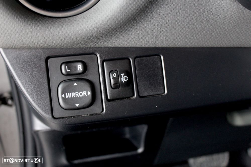 Toyota Yaris 1.5 HSD Comfort +P.Style+Navi - 17