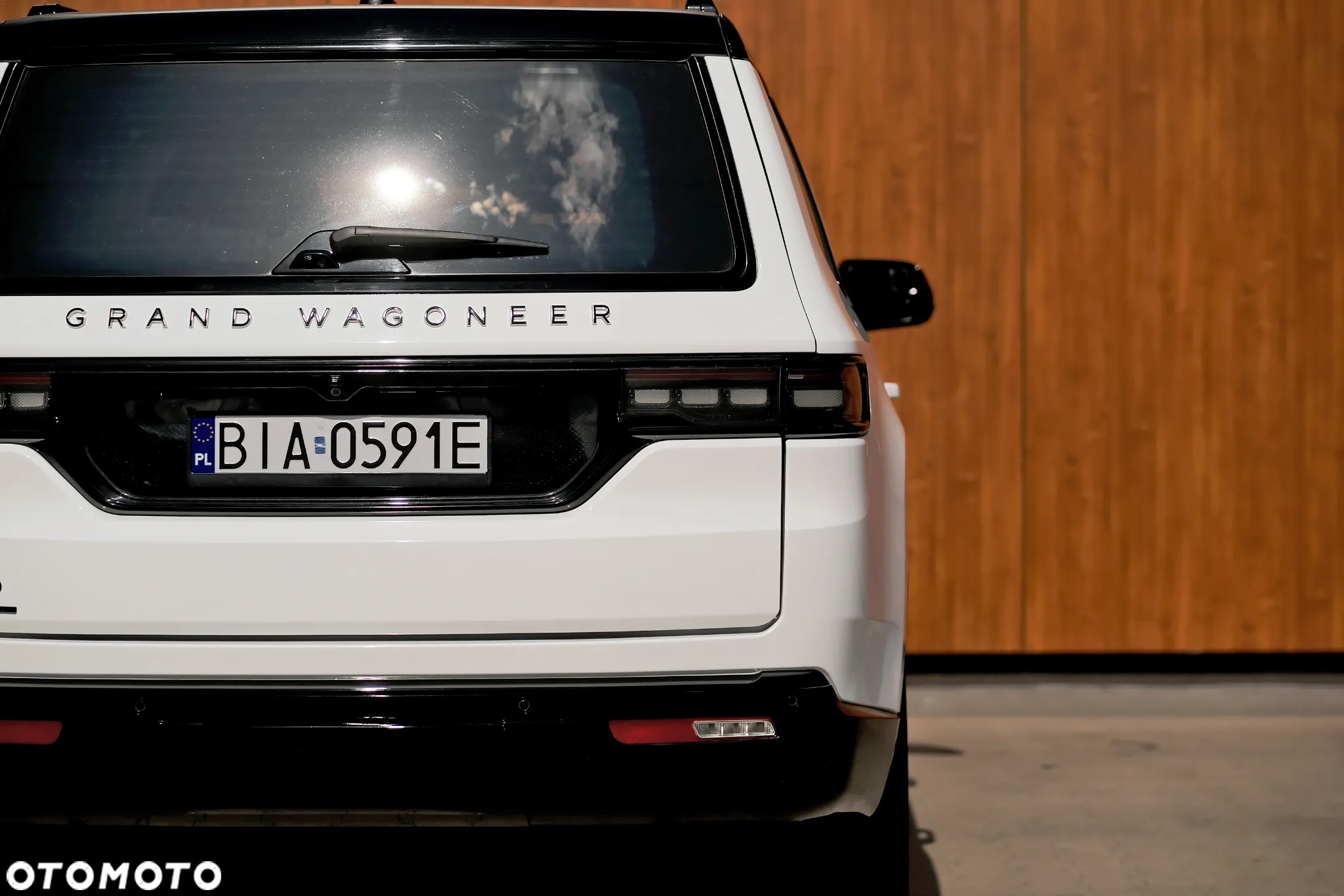 Jeep Grand Wagoneer - 12