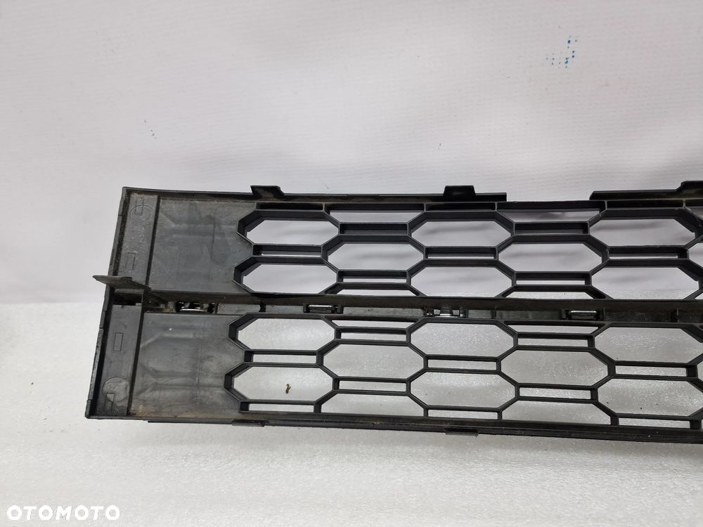 SKODA OCTAVIA III LIFT 5E0 16- KRATKA ŚRODKOWA ZDERZAKA PRZEDNIEGO PRZÓD Z CHROMEM , NR 5E0853677K , NR AUKCJI KR211 - 9