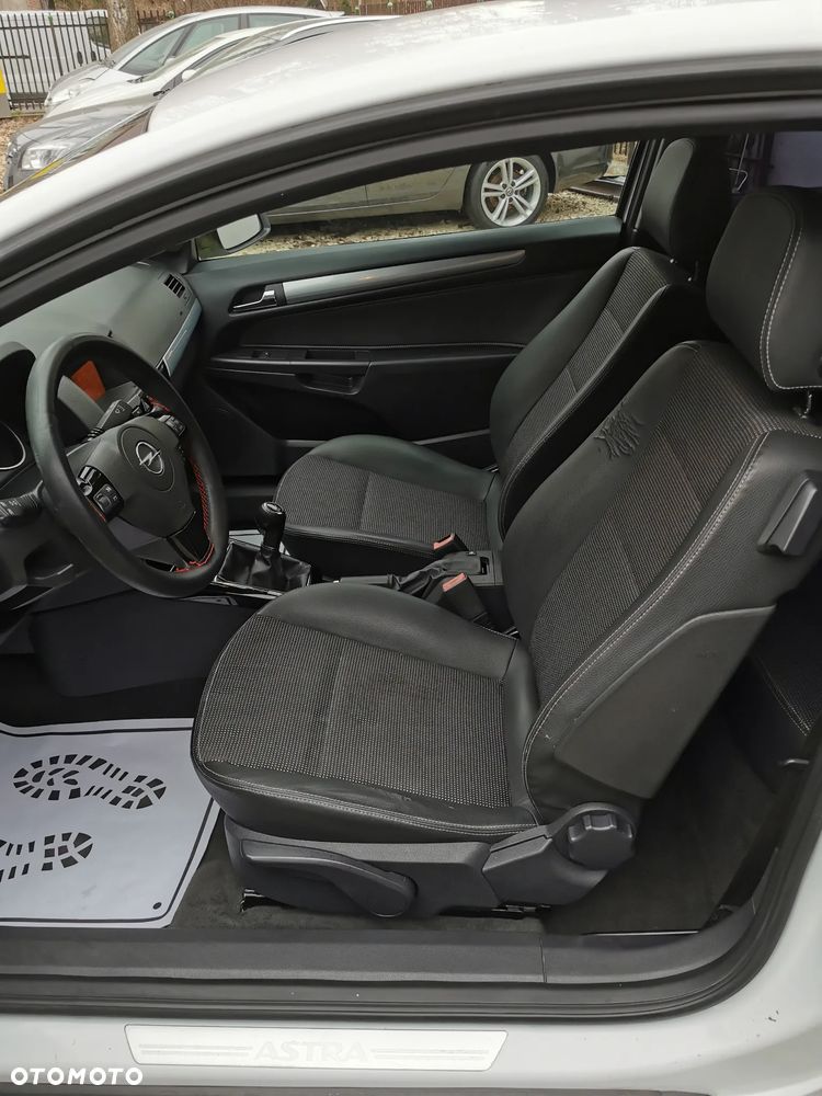 Opel Astra 1.6 Black&White - 11