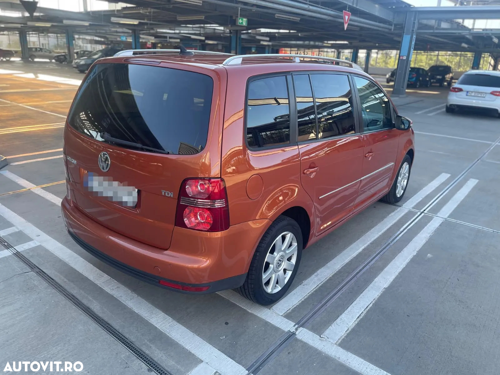Volkswagen Touran 1.9 TDI DPF DSG United - 3