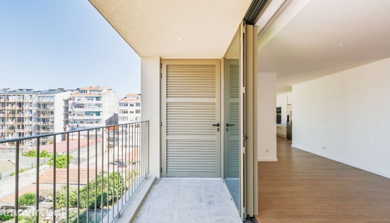 Apartamento T2+1 com terraço e varandas à venda no centro do Porto - Grande imagem: 5/21
