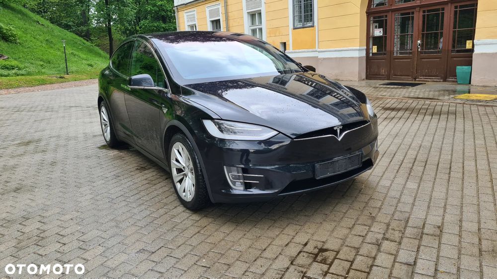 Tesla Model X - 4