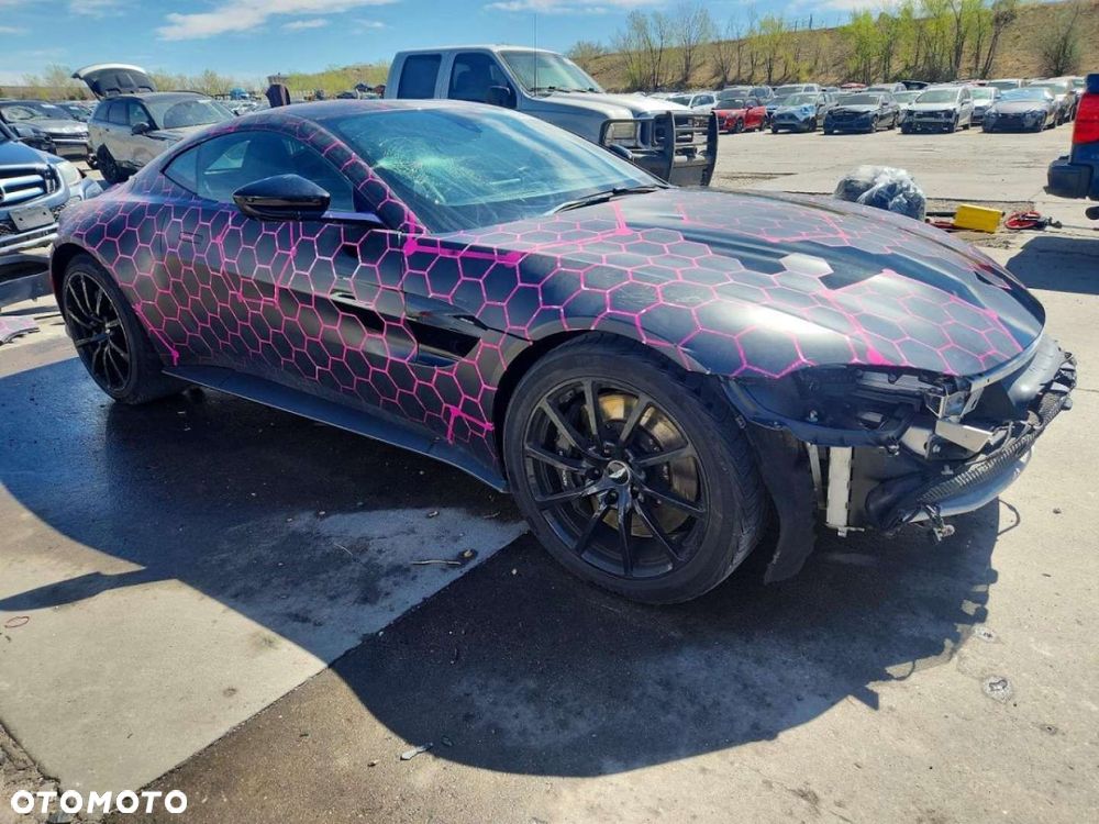 Aston Martin Vantage - 5