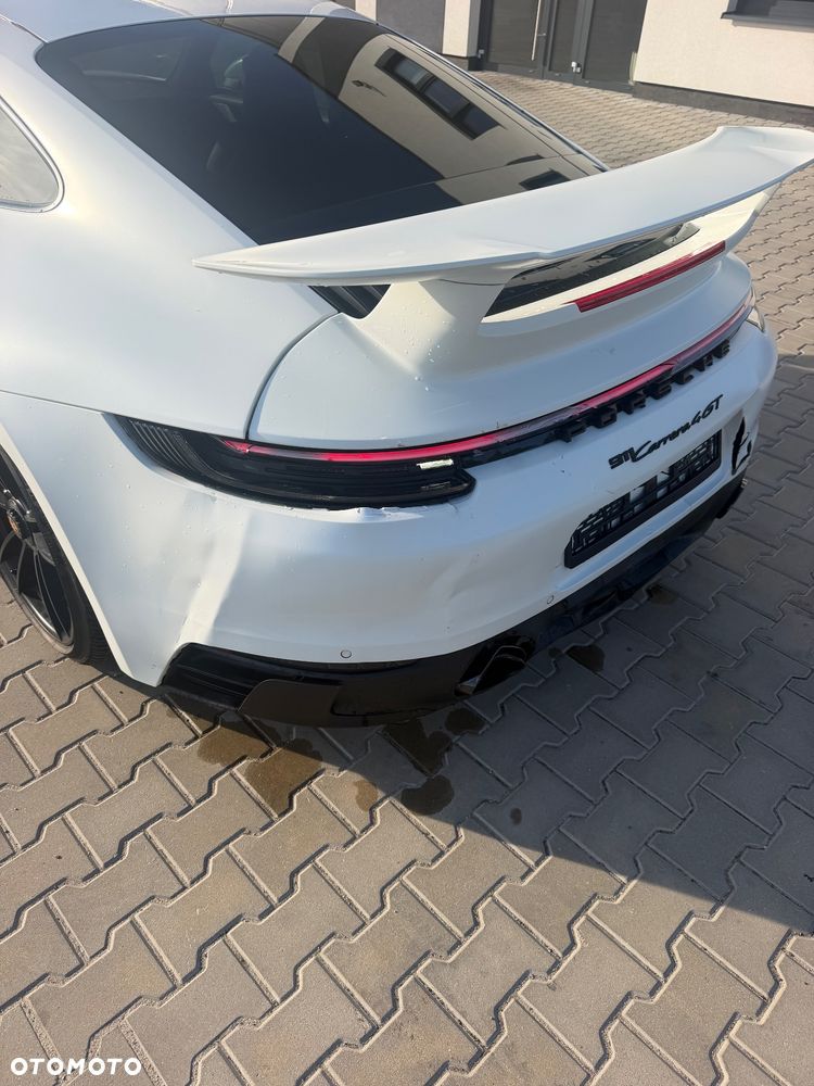 Porsche 911 Carrera 4 GTS - 11