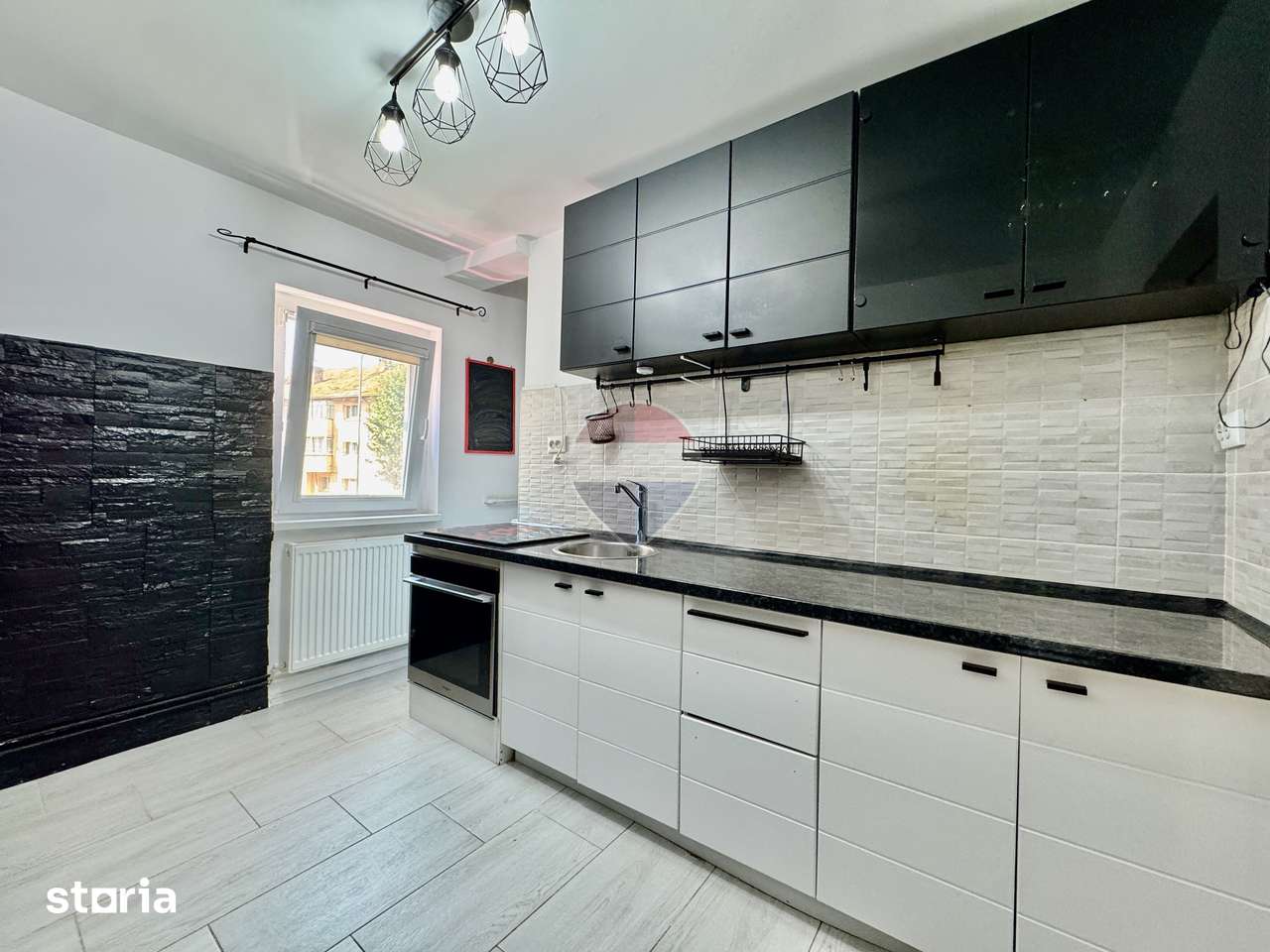 Apartament cu 3 camere, decomandat, in Centrul Nord – Râșnov — fotografia 1