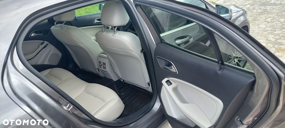 Mercedes-Benz GLA 250 4Matic 7G-DCT UrbanStyle Edition - 14