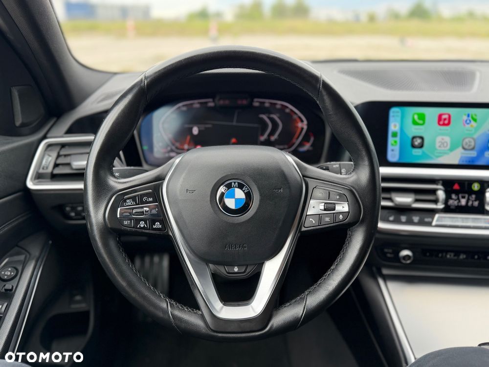 BMW Seria 3 330i Sport Line - 33