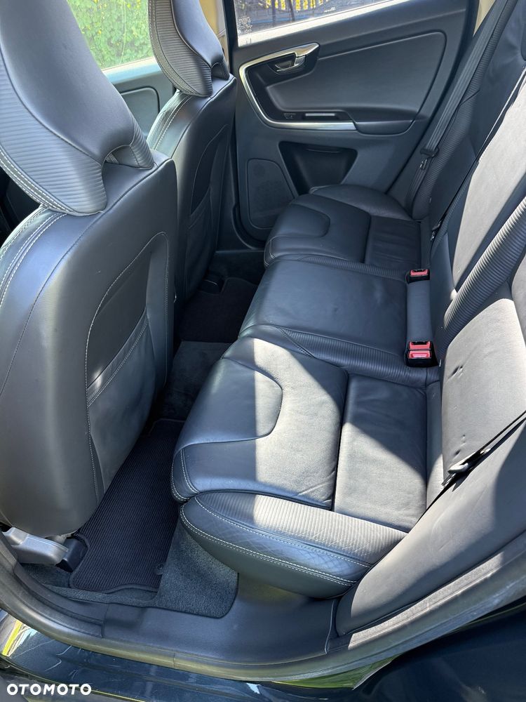 Volvo XC 60 D5 AWD R-Design Momentum - 12