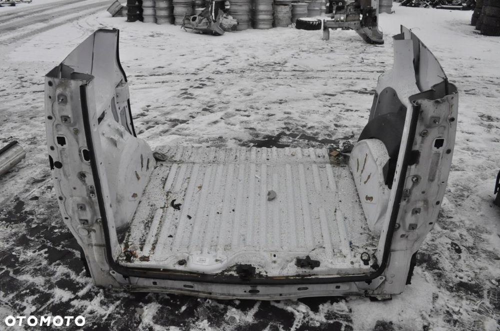 MERCEDES CITAN W415 PAS BŁOTNIK CAŁY TYŁ DUPA - 1