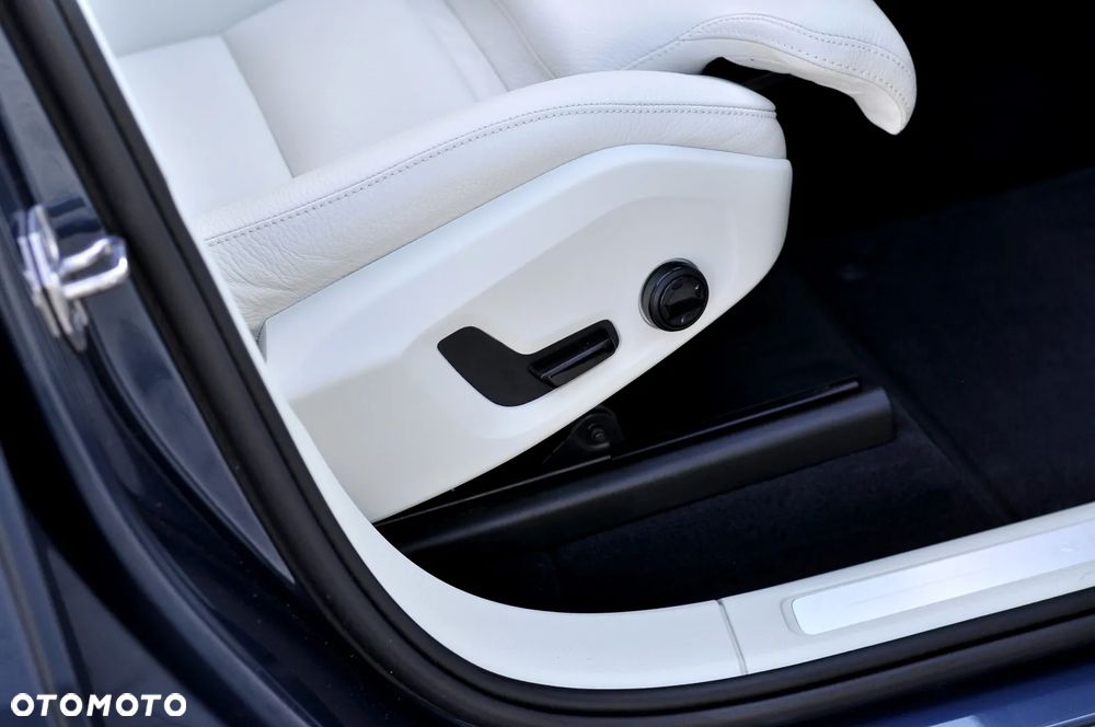 Volvo XC 60 T6 AWD Recharge Geartronic Inscription - 27
