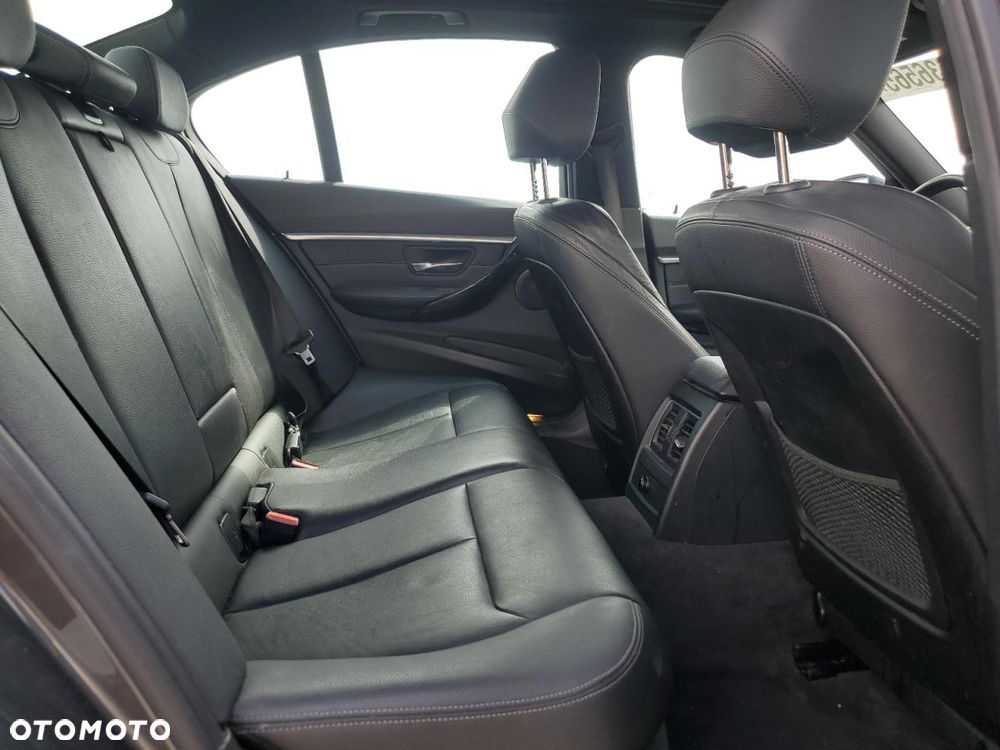 BMW Seria 3 330i xDrive Edition Luxury Line Purity - 9