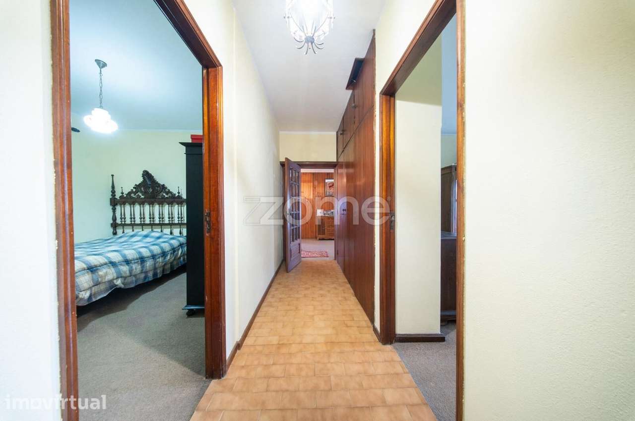 Moradia T4 com amplas áreas e elevado potencial em Mancelos - Grande imagem: 5/43