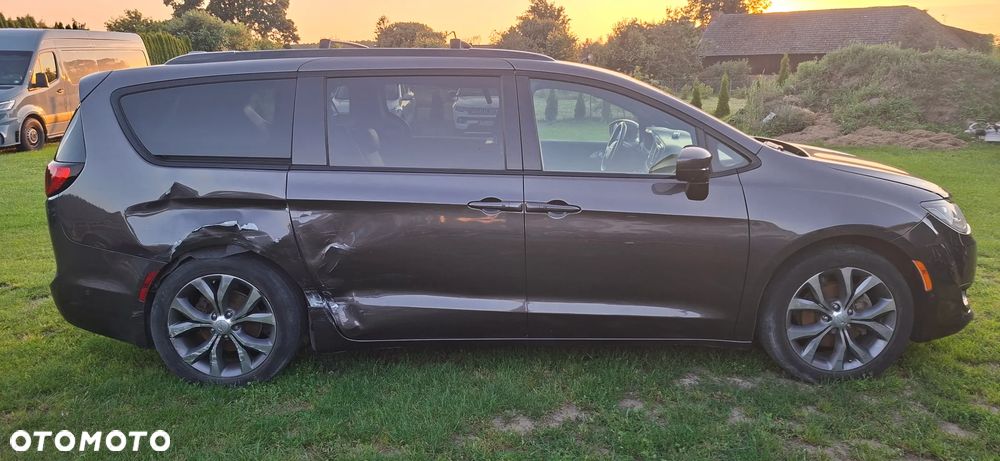 Chrysler Pacifica - 8